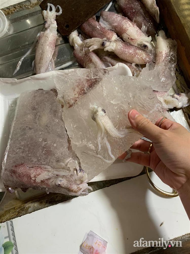 Mua hai cân mực đổi gió cho bữa cơm gia đình, mẹ đảm tá hỏa vì con mực đông lạnh cách nhau cả ngàn cây số, rã đông xong cân thử thì chỉ biết khóc ròng-2