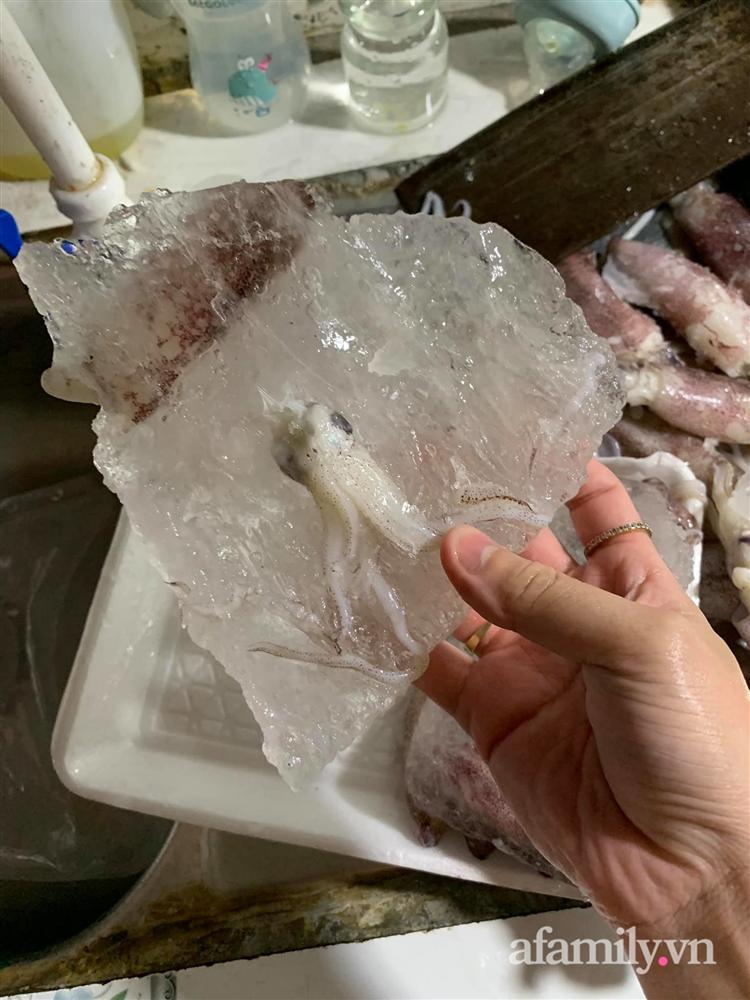 Mua hai cân mực đổi gió cho bữa cơm gia đình, mẹ đảm tá hỏa vì con mực đông lạnh cách nhau cả ngàn cây số, rã đông xong cân thử thì chỉ biết khóc ròng-4