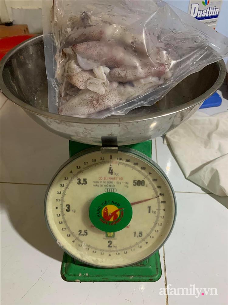 Mua hai cân mực đổi gió cho bữa cơm gia đình, mẹ đảm tá hỏa vì con mực đông lạnh cách nhau cả ngàn cây số, rã đông xong cân thử thì chỉ biết khóc ròng-5