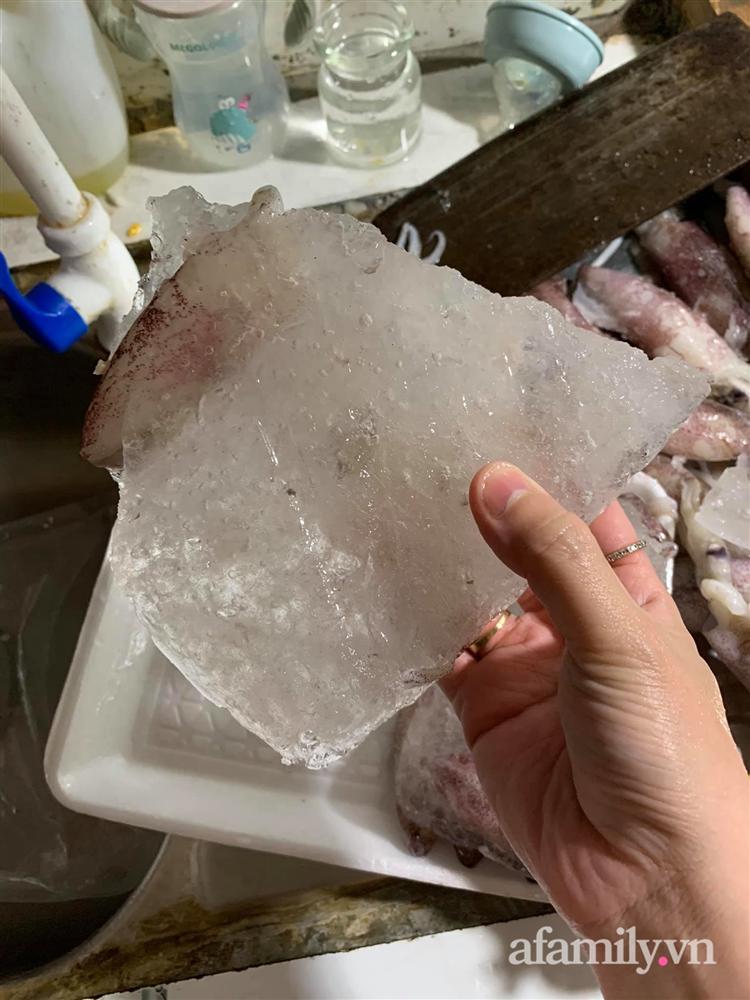 Mua hai cân mực đổi gió cho bữa cơm gia đình, mẹ đảm tá hỏa vì con mực đông lạnh cách nhau cả ngàn cây số, rã đông xong cân thử thì chỉ biết khóc ròng-3