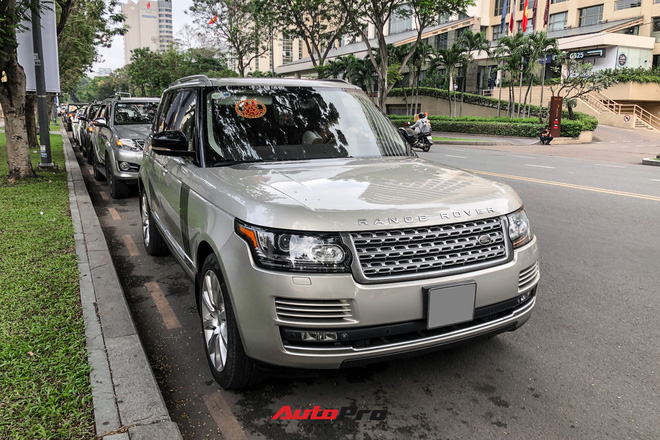 Loạt xe khủng đưa dâu trong đám hỏi Phan Thành, chú rể cầm lái Rolls-Royce Wraith 34 tỷ đồng-6