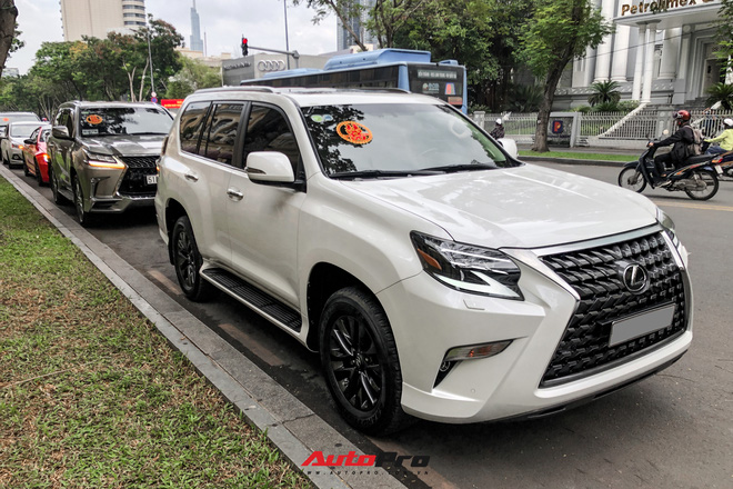 Loạt xe khủng đưa dâu trong đám hỏi Phan Thành, chú rể cầm lái Rolls-Royce Wraith 34 tỷ đồng-7