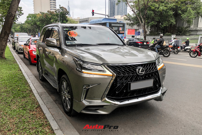 Loạt xe khủng đưa dâu trong đám hỏi Phan Thành, chú rể cầm lái Rolls-Royce Wraith 34 tỷ đồng-8