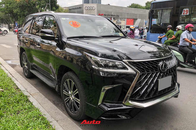 Loạt xe khủng đưa dâu trong đám hỏi Phan Thành, chú rể cầm lái Rolls-Royce Wraith 34 tỷ đồng-9