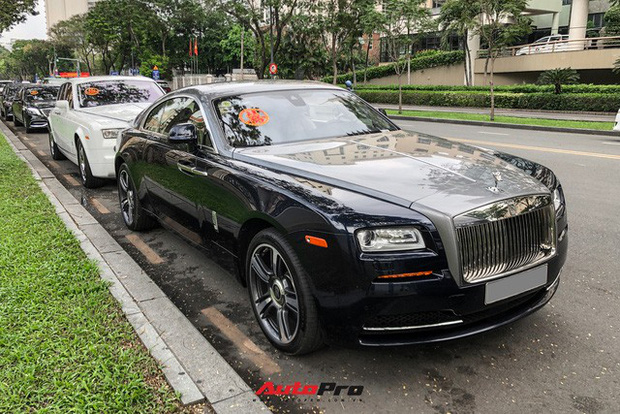 Loạt xe khủng đưa dâu trong đám hỏi Phan Thành, chú rể cầm lái Rolls-Royce Wraith 34 tỷ đồng-1