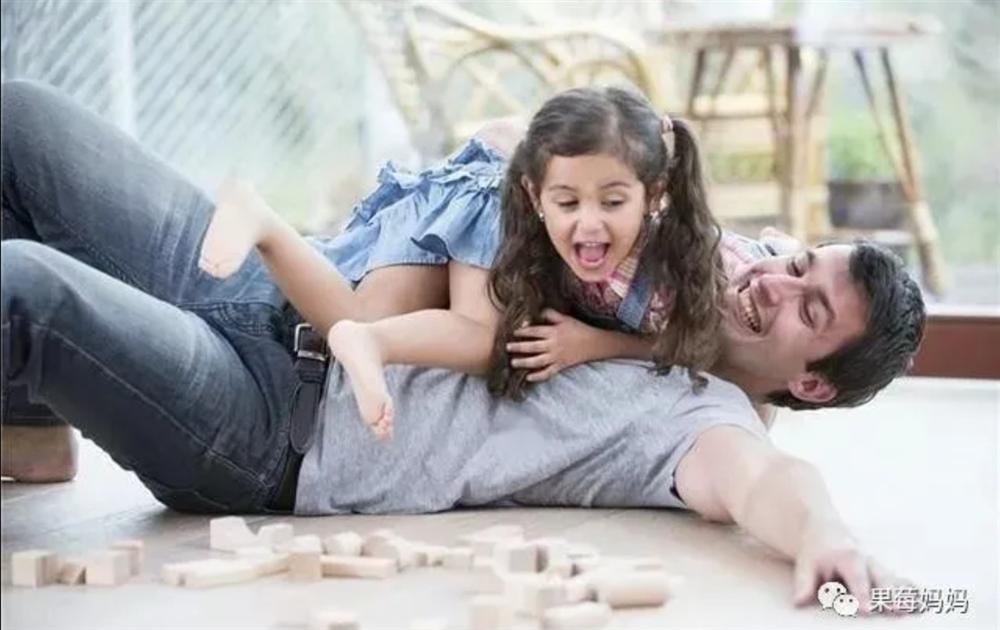 Hầu hết những thiếu sót của con gái đều đến từ bố? Ảnh hưởng của bố đến con gái, mẹ không bao giờ thay thế được?-1