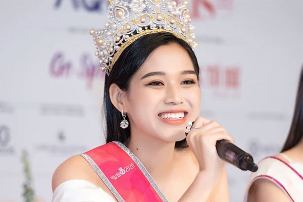 Thầy giáo in dấu chân lên tuyết giúp học sinh ghi nhớ công thức Vật lý-1