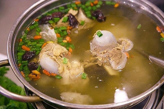 Tại sao trước khi hầm hay nấu canh, cần phải chần xương?