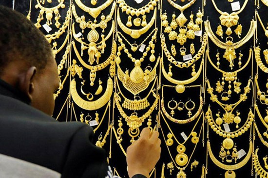 Đằng sau cú trượt dốc của giá vàng