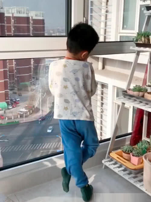 Con trai đứng nhìn trân trân sang cửa sổ nhà hàng xóm, biết thứ con đang nhìn thì bà mẹ câm nín-1