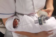 Hành trình nuôi sống kỳ diệu của em bé sinh ra với cân nặng nhỏ nhất Việt Nam