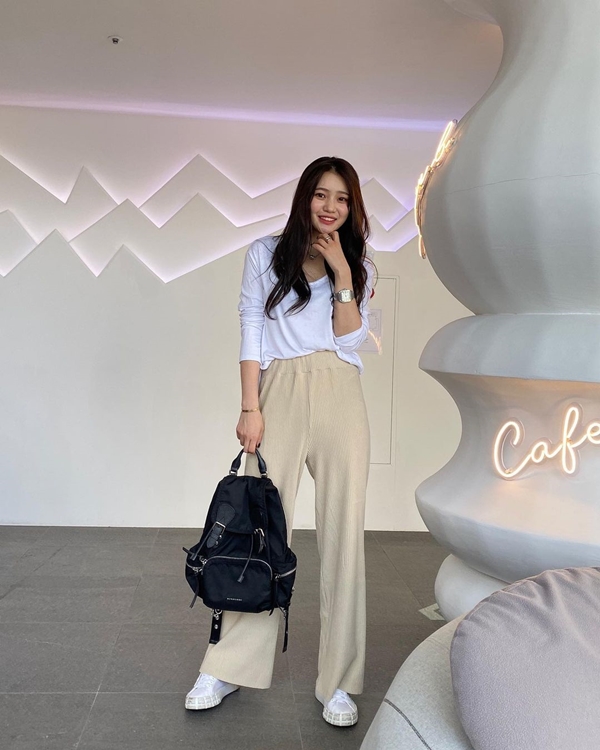 Màu trà sữa đang hot, bắt trend ngay với 10 set đồ đơn giản để mặc đẹp không trượt phát nào-1