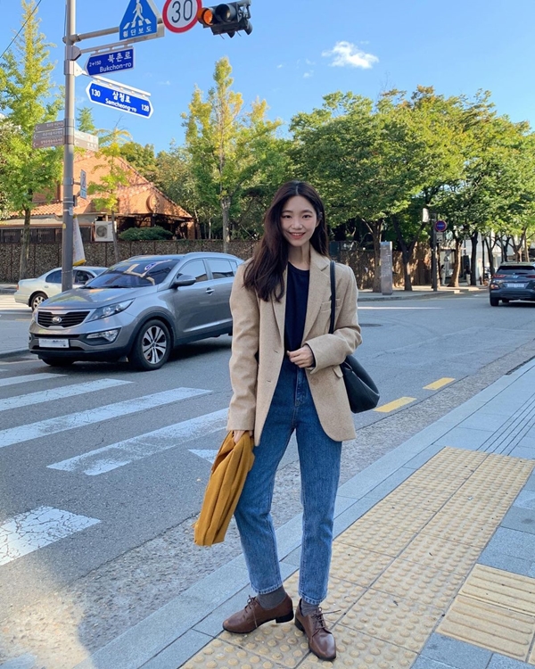 Màu trà sữa đang hot, bắt trend ngay với 10 set đồ đơn giản để mặc đẹp không trượt phát nào-2