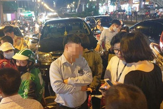 Ô tô gây tai nạn liên hoàn ở Hà Nội, tông xe biển xanh và hàng loạt phương tiện giữa phố