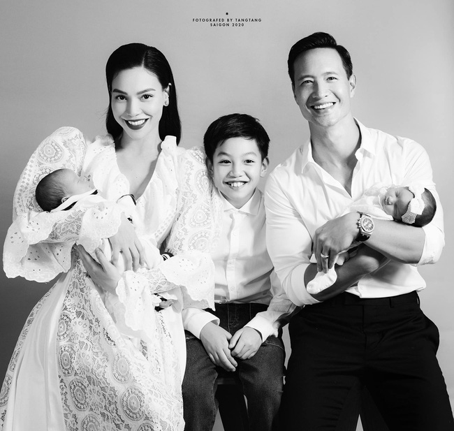 Hồ Ngọc Hà lần đầu tung ảnh gia đình 5 người, chính thức công khai gương mặt cặp song sinh-2
