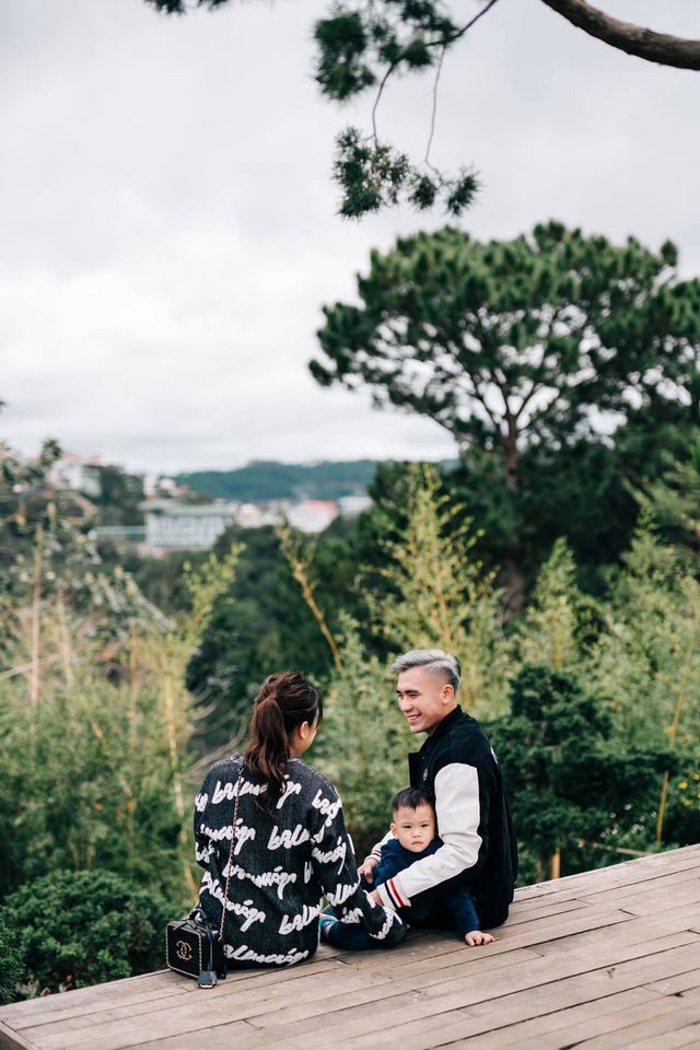 Bùi Tiến Dũng tung video về cậu em trai ruột lóng ngóng trong bếp, dân tình lần đầu nhìn thấy liền xuýt xoa quả thật khác xa vẻ hùng dũng ngoài sân cỏ”-3