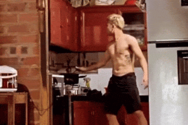 Bùi Tiến Dũng tung video về cậu em trai ruột lóng ngóng trong bếp, dân tình lần đầu nhìn thấy liền xuýt xoa “quả thật khác xa vẻ hùng dũng ngoài sân cỏ”