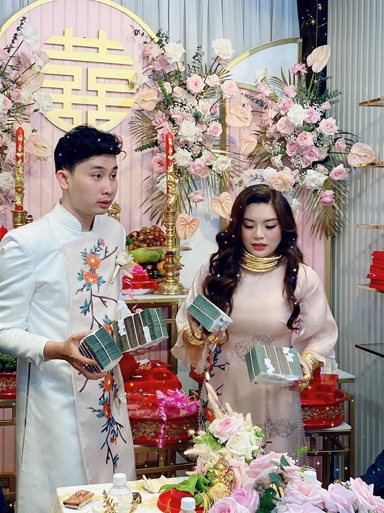 Lễ vu quy cô dâu đeo kiềng vàng nặng trĩu cổ, nhẫn kín 2 bàn tay, còn cầm thêm 4 cọc tiền gây choáng-1