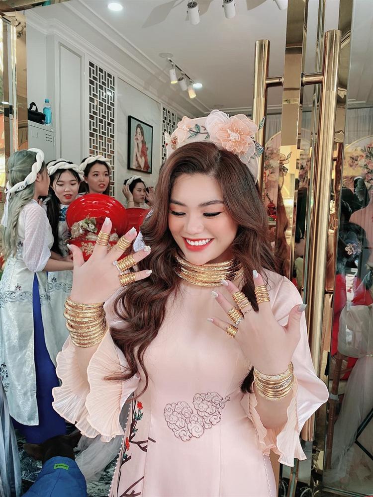 Lễ vu quy cô dâu đeo kiềng vàng nặng trĩu cổ, nhẫn kín 2 bàn tay, còn cầm thêm 4 cọc tiền gây choáng-2