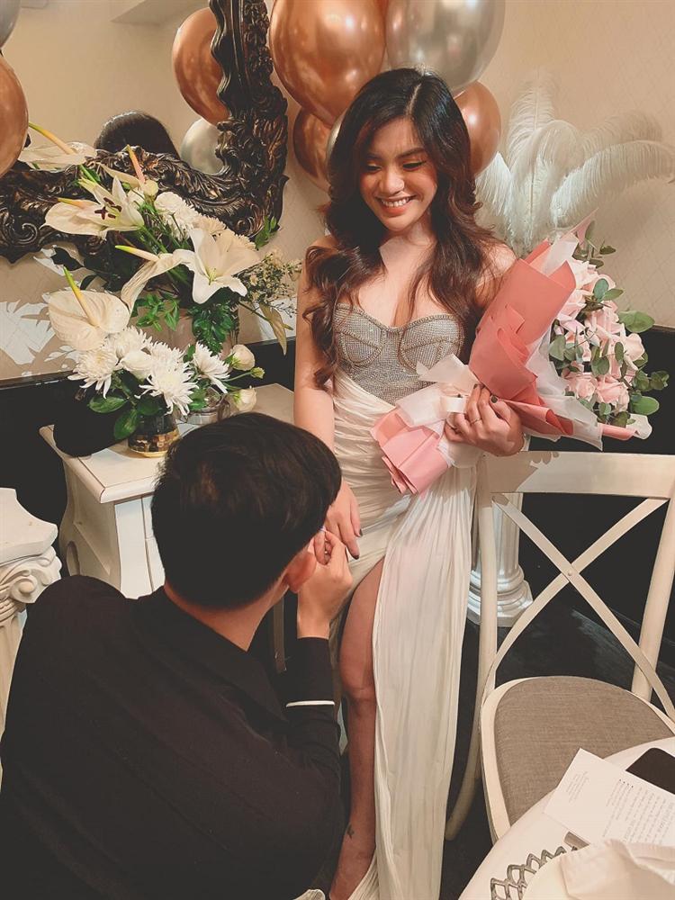 Lễ vu quy cô dâu đeo kiềng vàng nặng trĩu cổ, nhẫn kín 2 bàn tay, còn cầm thêm 4 cọc tiền gây choáng-5