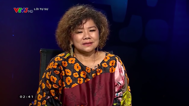 NSND Thanh Hoa mắc cỡ vì sự cố trớ trêu sữa chảy ướt áo dài khi đang hát trên sân khấu-4