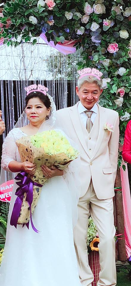NSND Thanh Hoa mắc cỡ vì sự cố trớ trêu sữa chảy ướt áo dài khi đang hát trên sân khấu-3