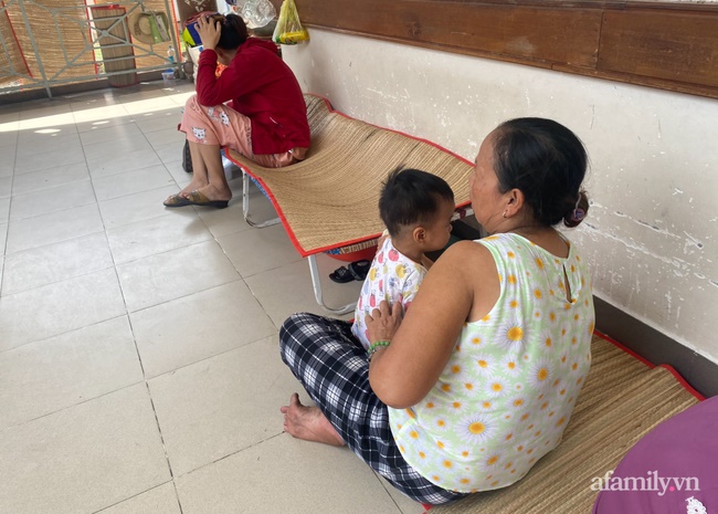 Đau xót lời kể bà ngoại bé gái 3 tuổi nghi bị mẹ đẻ bạo hành chấn thương sọ não: Bị đánh vì để phân dính vào dép?-2