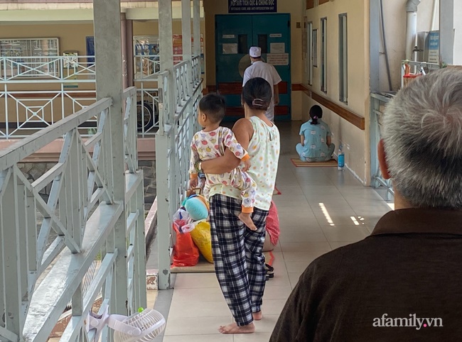 Đau xót lời kể bà ngoại bé gái 3 tuổi nghi bị mẹ đẻ bạo hành chấn thương sọ não: Bị đánh vì để phân dính vào dép?-7