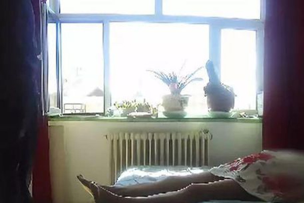 Con gái 4 tháng tuổi đột ngột rơi từ tầng 5 xuống đất, bố đau lòng khi biết chuyện nhưng không bất ngờ về lý do-4