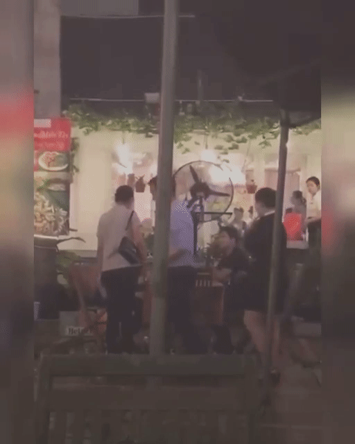 CLIP: Chồng đang ngồi ăn uống cùng bạn, vợ đến đập toang chén rượu, hất đổ bàn nhậu còn tát vào mặt chồng ngay giữa quán gây tranh cãi-1