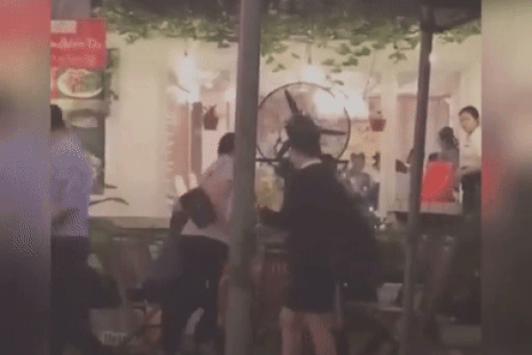 CLIP: Chồng đang ngồi ăn uống cùng bạn, vợ đến đập toang chén rượu, hất đổ bàn nhậu còn tát vào mặt chồng ngay giữa quán gây tranh cãi