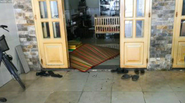 TP.HCM: Người đàn ông ôm vết thương ở cổ gục chết trước nhà dân sau khi cự cãi trong quán cà phê-1