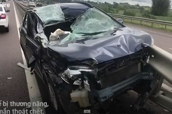 Video: Tài xế ngủ gật, xe hơi tông thẳng vào đuôi xe tải cùng chiều