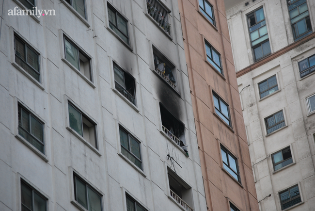 Hà Nội: Cháy dữ dội tại chung cư ở Hà Đông sau tiếng nổ lớn, người dân hoảng loạn chạy từ tầng 13 xuống đất lánh nạn-1