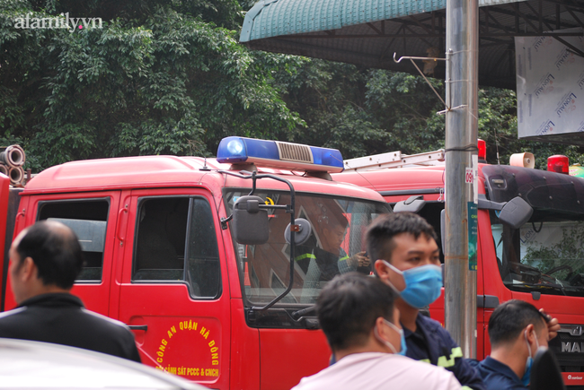 Hà Nội: Cháy dữ dội tại chung cư ở Hà Đông sau tiếng nổ lớn, người dân hoảng loạn chạy từ tầng 13 xuống đất lánh nạn-3