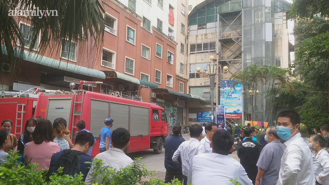 Hà Nội: Cháy dữ dội tại chung cư ở Hà Đông sau tiếng nổ lớn, người dân hoảng loạn chạy từ tầng 13 xuống đất lánh nạn-4