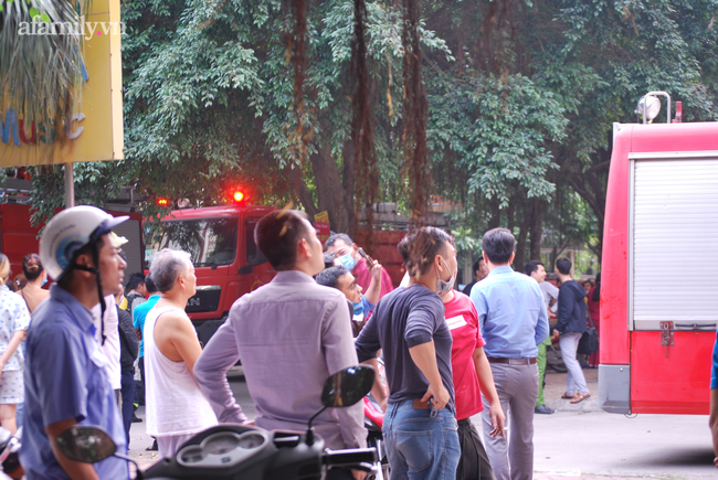 Hà Nội: Cháy dữ dội tại chung cư ở Hà Đông sau tiếng nổ lớn, người dân hoảng loạn chạy từ tầng 13 xuống đất lánh nạn-5