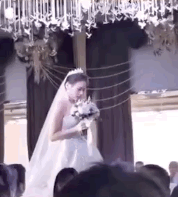 Chú rể nhận cuộc gọi khẩn cấp trước hôn lễ đẩy cô dâu vào tình huống bi hài tại sảnh cưới khiến quan khách xúc động-5
