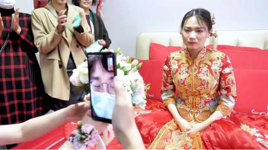 Chú rể nhận cuộc gọi khẩn cấp trước hôn lễ đẩy cô dâu vào tình huống bi hài tại sảnh cưới khiến quan khách xúc động-2