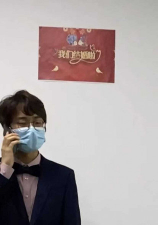 Chú rể nhận cuộc gọi khẩn cấp trước hôn lễ đẩy cô dâu vào tình huống bi hài tại sảnh cưới khiến quan khách xúc động-3