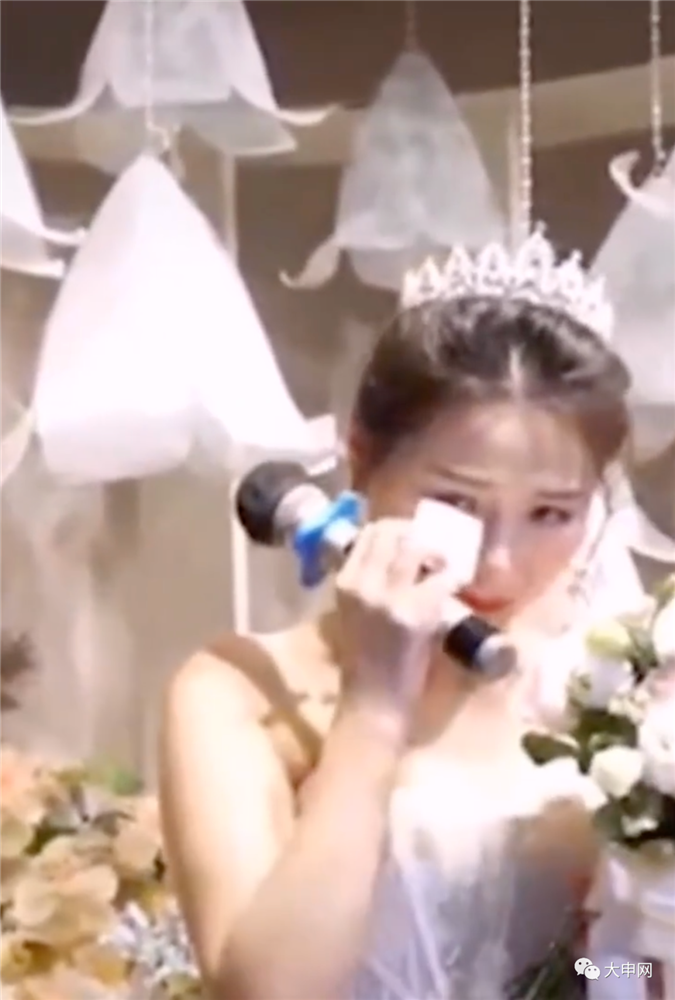 Chú rể nhận cuộc gọi khẩn cấp trước hôn lễ đẩy cô dâu vào tình huống bi hài tại sảnh cưới khiến quan khách xúc động-4