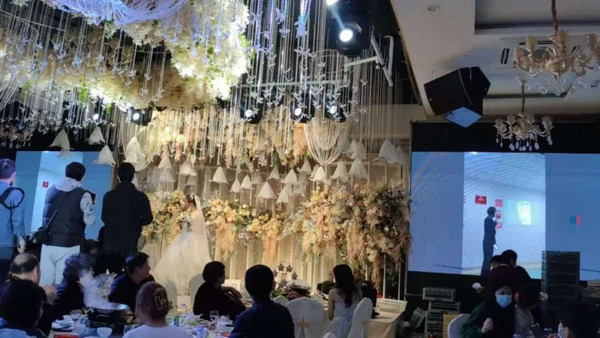 Chú rể nhận cuộc gọi khẩn cấp trước hôn lễ đẩy cô dâu vào tình huống bi hài tại sảnh cưới khiến quan khách xúc động-6