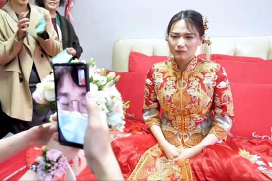 Chú rể nhận cuộc gọi khẩn cấp trước hôn lễ đẩy cô dâu vào tình huống bi hài tại sảnh cưới khiến quan khách xúc động
