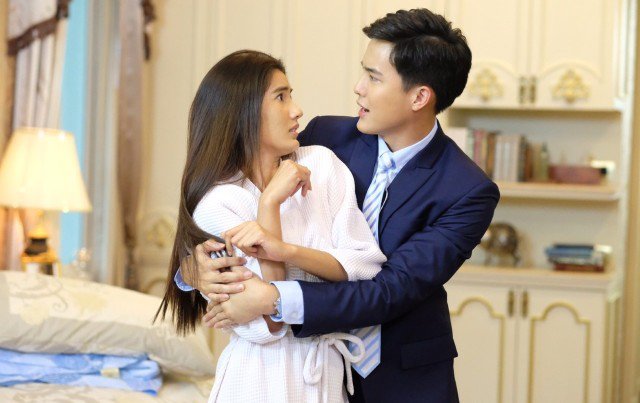 Bị sếp nam lôi tuột vào phòng ngủ, nghe tiếng gõ cửa tôi chui gầm giường trốn vội-2