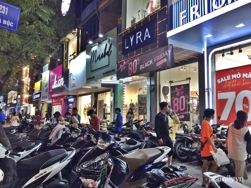 Hà Nội: Phố thời trang rợp biển giảm giá 80% trước ngày mua sắm Black Friday-1