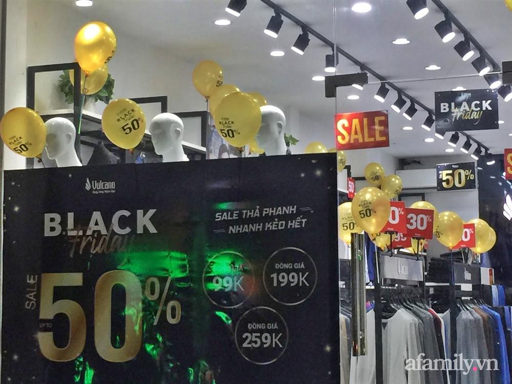 Hà Nội: Phố thời trang rợp biển giảm giá 80% trước ngày mua sắm Black Friday-10