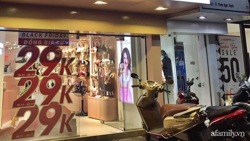 Hà Nội: Phố thời trang rợp biển giảm giá 80% trước ngày mua sắm Black Friday-4