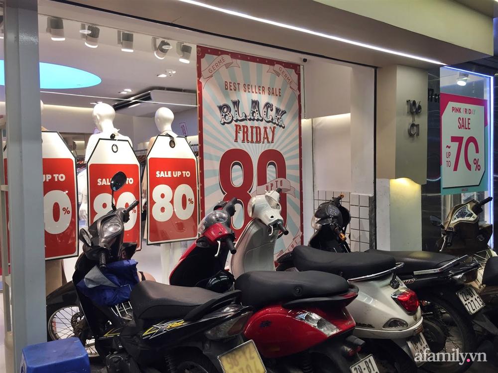 Hà Nội: Phố thời trang rợp biển giảm giá 80% trước ngày mua sắm Black Friday-6