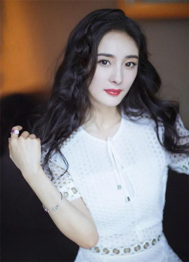 Để tóc xoăn rất dễ dừ đi vài tuổi, muốn trẻ trung thì chị em cần ghim ngay bí kíp từ chuyên gia-2