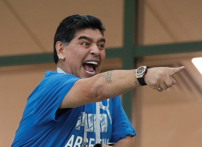 FIFA yêu cầu Diego Maradona tôn trọng người hâm mộ-1